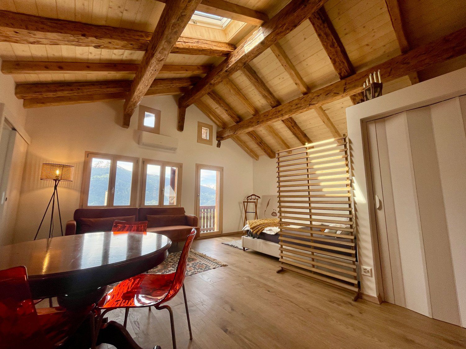 Attique 2.5 pièces rénové avec charme – Chermignon d’en Haut